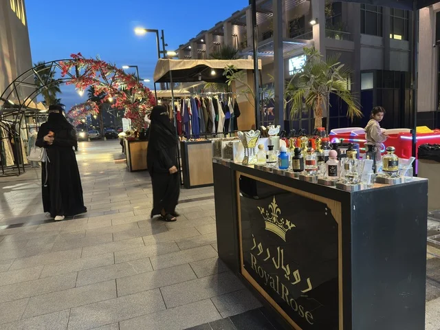 معرض وهج فيلاجيو لبيع العطور في المنطقة الشرقية