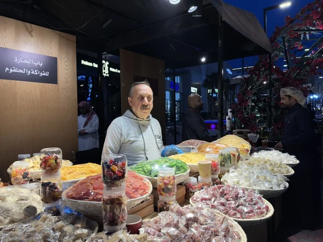 بائع حلويات في معرض وهج فيلاجيو بالشرقية