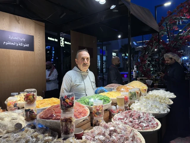 بائع حلويات في معرض وهج فيلاجيو بالمنطقة الشرقية