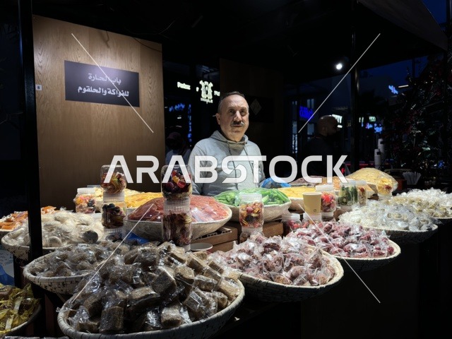 بائع حلويات في معرض وهج فيلاجيو بالشرقية