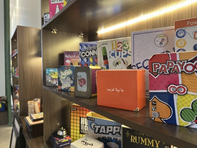 ألعاب لوحية على الأرفف في شرفات بارك الخبر