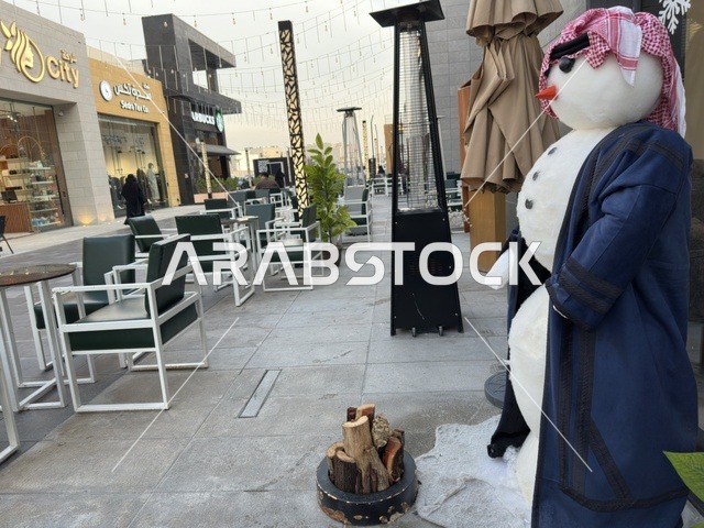 رجل ثلج بالزي السعودي التقليدي في شرفات بارك الخبر