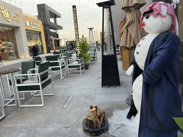 رجل ثلج بالزي السعودي التقليدي في شرفات بارك الخبر