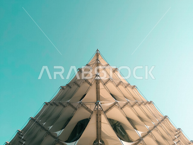 صورة مقربة من أعلى لمكتبة الملك فهد الوطنية في الرياض، مركز ثقافي للتشجيع على تنمية الثقافة و القراءة ، جمال الفن الهندسي والمعماري لمباني الرياض  معالم ثقافية سياحية في المملكة العربية السعودية