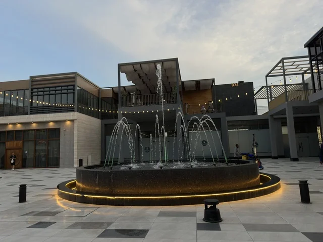 نافورة مياة في الساحة الخارجية لمجمع شرفات بارك مدينة الخبر بالسعودية