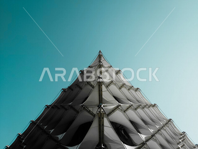 صورة مقربة من أعلى لمكتبة الملك فهد الوطنية في الرياض، مركز ثقافي للتشجيع على تنمية الثقافة و القراءة ، جمال الفن الهندسي والمعماري لمباني الرياض  معالم ثقافية سياحية في المملكة العربية السعودية