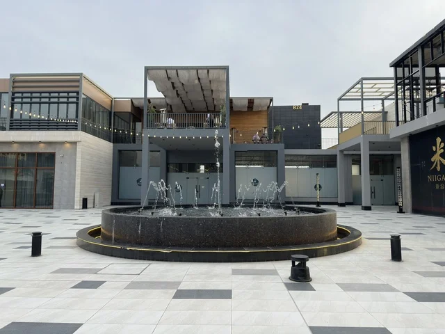 نافورة مياة في الساحة الخارجية لمجمع شرفات بارك مدينة الخبر بالسعودية