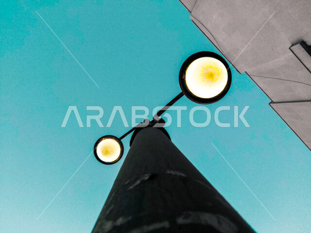 صورة من أسفل لمصابيح إنارة للشوارع ، مصابيح إنارة ذكية موفرة للطاقة ، عمود إنارة ليد خاص بالشارع