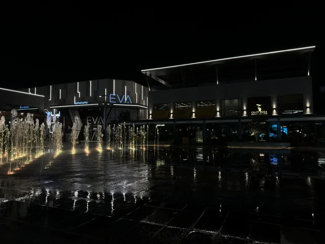 فيلاجيو المنطقة الشرقية ليلاً مع النوافير المضيئة