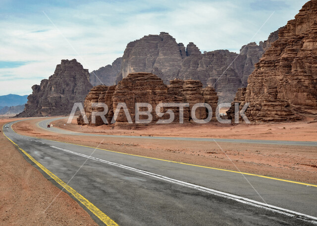 صورة للطريق السريع في صحراء حسمى في السعودية ، الجبال والتكوينات الصخرية في تبوك ، المناطق الطبيعية في المملكة العربية السعودية