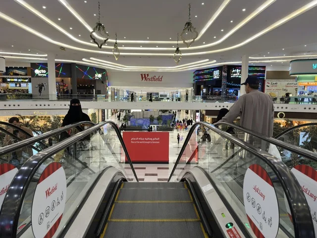 التصميم الداخلي والسلالم المتحركة في وستفيلد مول الدمام