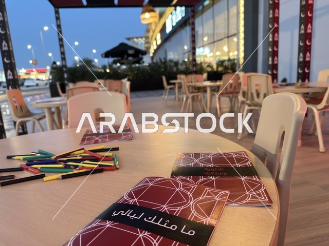 جلسات خارجية وطاولات في وستفيلد مول الدمام