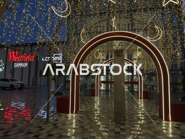 أضواء الزينة والاحتفالات في وستفيلد مول الدمام ليلاً