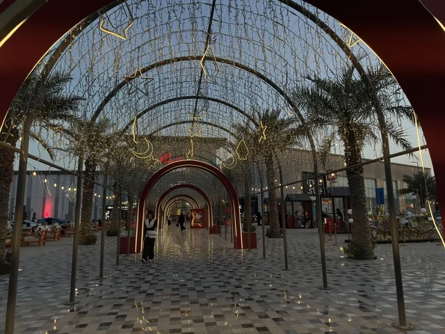 أقواس الشتاء المضيئة في وستفيلد مول الدمام