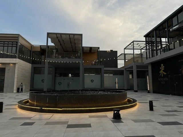 ساحة النافورة الحديثة  في مجمع شرفات بارك مدينة الخبر بالسعودية