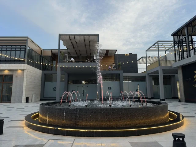 نافورة شرفات بارك في الخبر وقت المساء