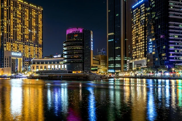 أفق دبي مارينا وانعكاسات الأضواء على الماء ليلاً