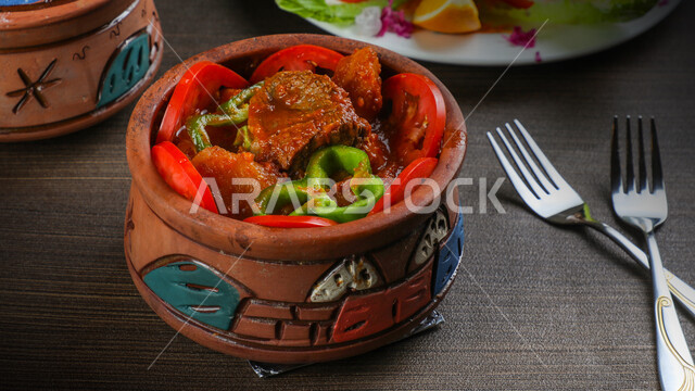 طاجن اللحمة بالخضار اللذيذ، طبق فخار، وجبات عربية، وصفات وأطباق طعام لذيذة، وجبات الطعام الشهية، مطاعم عربية خليجية سعودية