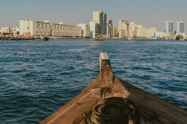 قارب خشبي تقليدي في خور دبي أفق المدينة
