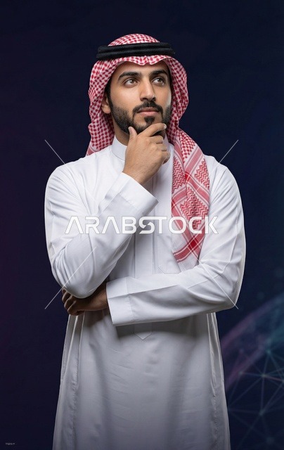 رجل سعودي بالثوب والشماغ في وضعية تفكير