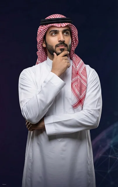 رجل سعودي بالثوب والشماغ في وضعية تفكير