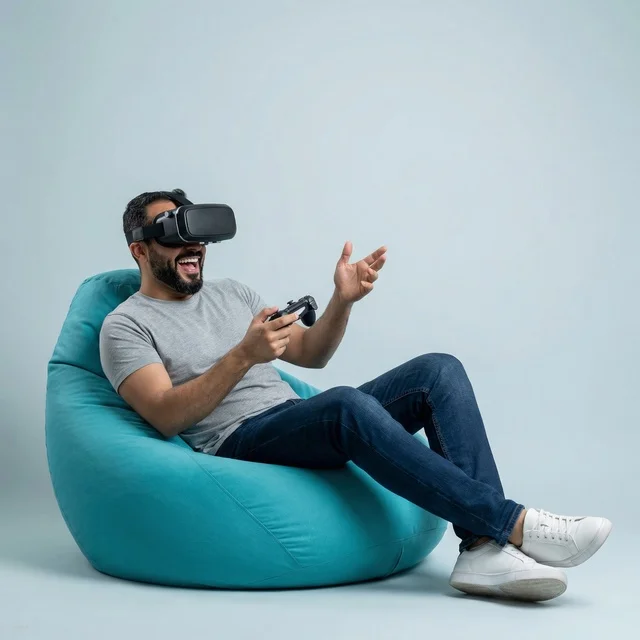 رجل عربي يلعب ألعاب الواقع الافتراضي بحماس