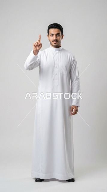 رجل سعودي بالثوب التقليدي يشير بإصبعه للأعلى