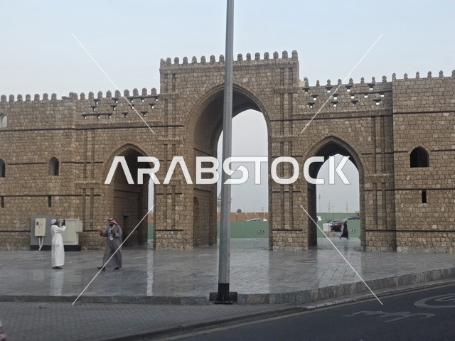 بوابة حجرية سعودية تقليدية مع مشاة