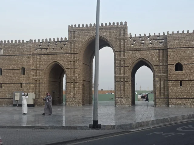 بوابة حجرية سعودية تقليدية مع مشاة