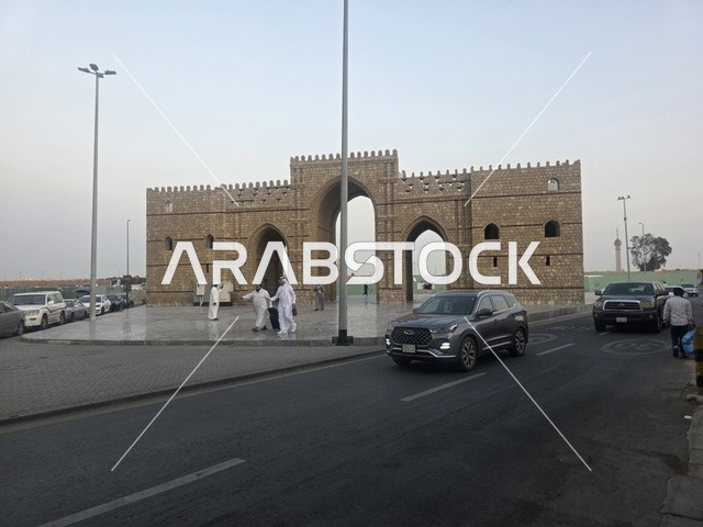 بوابة حجرية تقليدية ومعلم تاريخي في السعودية نهاراً