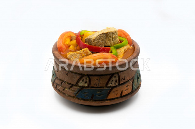 طاجن اللحمة بالشوربة اللذيذ، طبق فخار، وجبات عربية، وصفات وأطباق طعام لذيذة، وجبات الطعام الشهية، مطاعم عربية خليجية سعودية، خلفية بيضاء