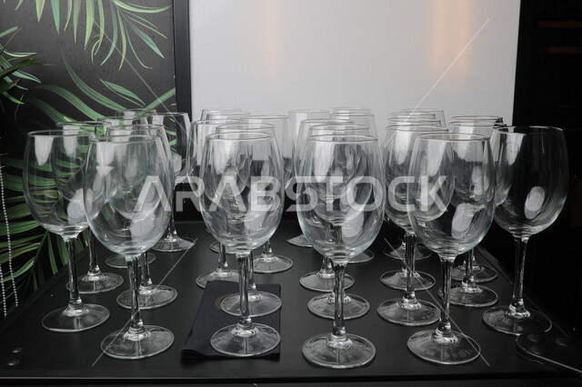 صورة لمجموعة من الكؤوس الفارغة على طاولة المطعم  ، كؤوس خاصة بالمشروبات الغازية والعصائر ، كؤوس زجاجية شفافة