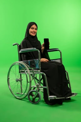 امرأة سعودية على كرسي متحرك مع هاتف خلفية خضراء