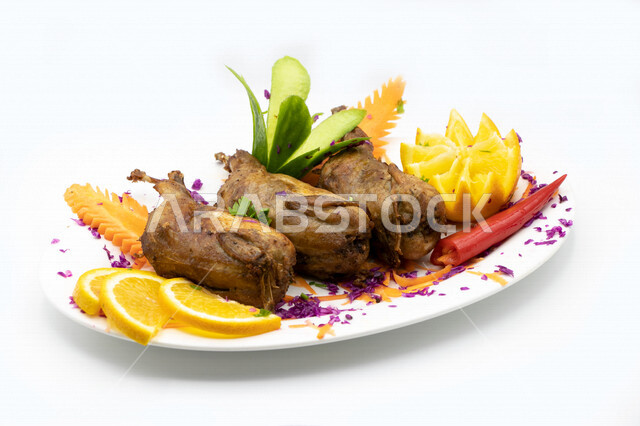 طبق الحمام المشوي المزين بالخضروات، وجبات عربية، حمام مشوي (زغاليل)، وصفات وأطباق طعام لذيذة، وجبات الطعام الشهية، مطاعم عربية خليجية سعودية، خلفية بيضاء