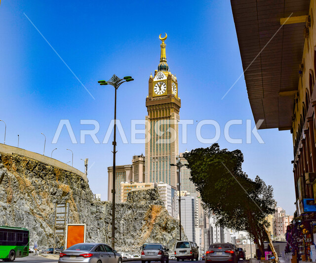 صورة إبداعية لبرج الساعة في مكة المكرمة بالمملكة العربية السعودية، بيت الله الحرام ، حركة المرور والسيارات في شوارع مكة المكرمة، أبراج الحرم المكي، برج الساعة الملكي بالمسجد الحرام بمكة المكرمة، أطول برج ساعة في العالم