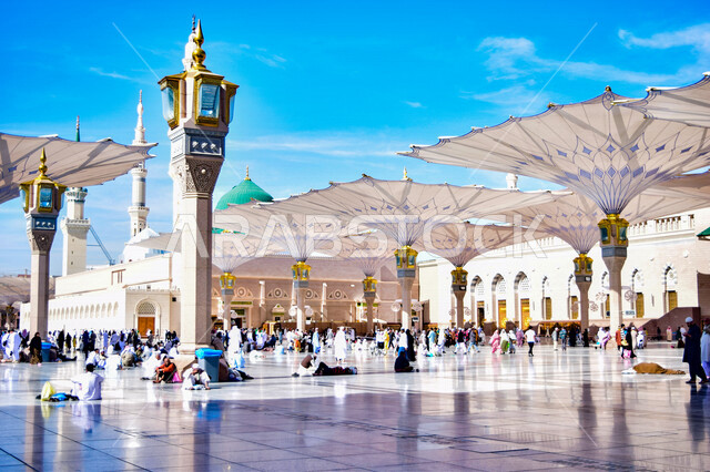 صورة مقربة لساحة المسجد النبوي الشريف في المدينة المنورة في المملكة العربية السعودية، العبادة والتقرب الى الله، الحرم النبوي الشريف، المدينة المنورة، المعالم الدينية بالسعودية، المئذنة والقبة الزرقاء للمسجد النبوي