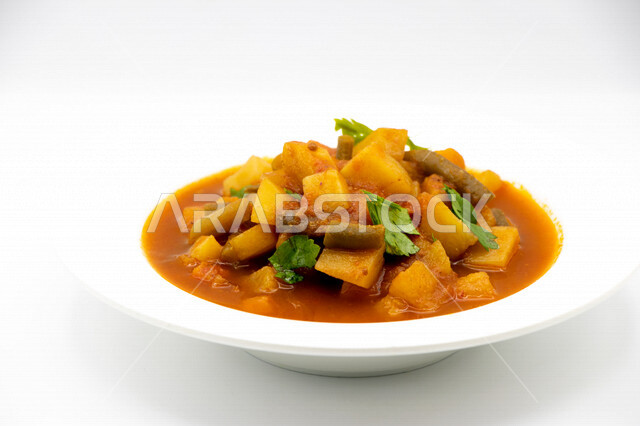 طبق ايدام خضروات اللذيذ، وجبات عربية، وصفات وأطباق طعام لذيذة، وجبات الطعام الشهية، مطاعم عربية خليجية سعودية، خلفية بيضاء