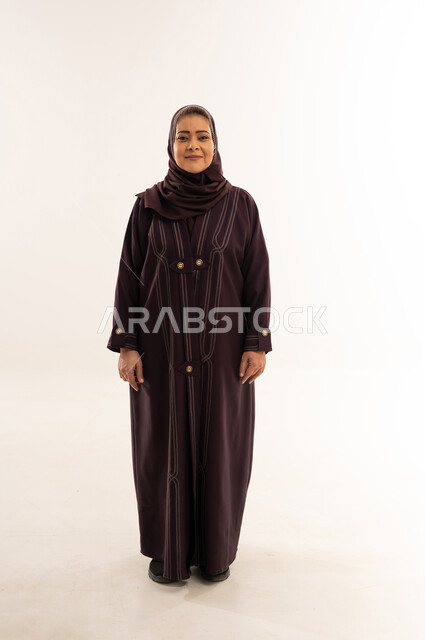 امرأة عربية بعباءة بنفسجية على خلفية بيضاء
