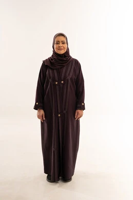 امرأة عربية بعباءة بنفسجية على خلفية بيضاء