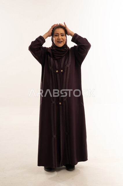 امرأة سعودية بالعباءة بتعبير وجه مصدوم