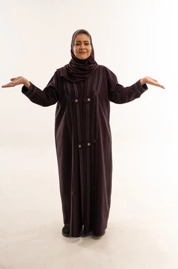 امرأة عربية بعباءة بنفسجية في وضعية عرض