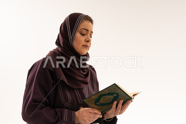 امرأة عربية تقرأ القرآن الكريم في الاستوديو