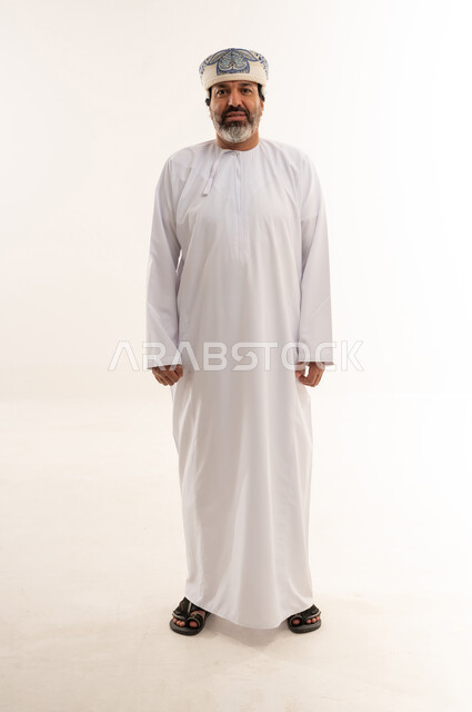 رجل عماني بالزي التقليدي الدشداشة والكمة