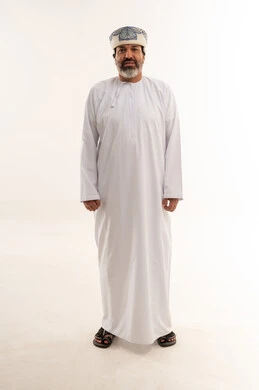 رجل عماني بالزي التقليدي الدشداشة والكمة