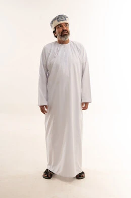 رجل عماني بالزي التقليدي ينظر للأعلى خلفية بيضاء