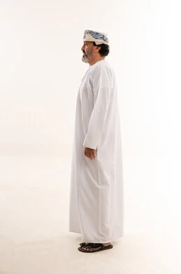 رجل عماني بالزي التقليدي والكمة في الاستوديو