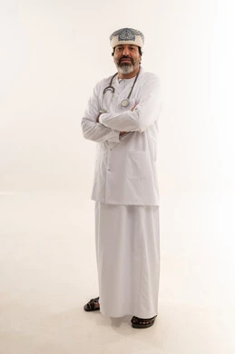 طبيب عُماني يرتدي معطف المختبر والسماعة الطبية