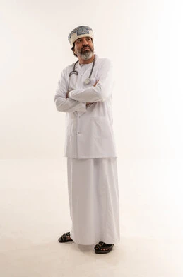 طبيب عماني بالزي التقليدي والبالطو الأبيض خلفية بيضاء