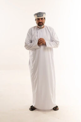 رجل عُماني بالزي التقليدي الدشداشة والكمة