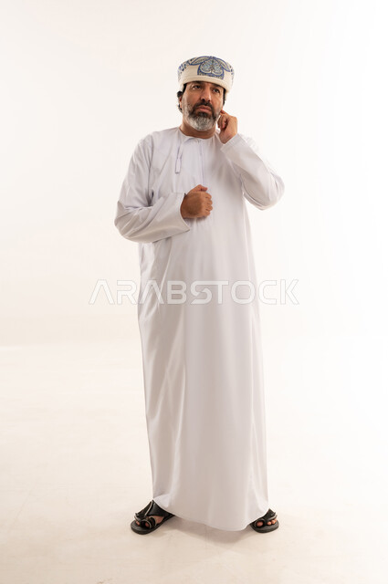 رجل عماني بالزي التقليدي والدشداشة بخلفية بيضاء